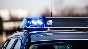 Polizeiauto mit Blaulicht | Bild: BR/Fabian Stoffers