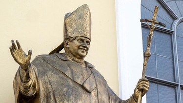 Statue des ehemaligen Papstes Benedikt XVI., der in den 1980ern Erzbischof von München und Freising war.  | Bild: dpa-Bildfunk/Peter Kneffel