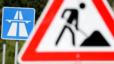 Hinweisschilder an einer Autobahnbaustelle | Bild: dpa-Bildfunk/Jan Woitas