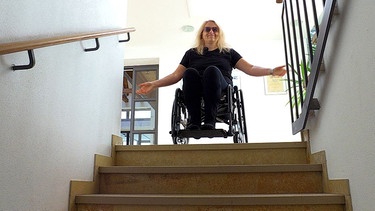 Kerstin Rathgeb im Rollstuhl an einem Treppenabsatz. | Bild: BR / Kontrovers | Judith Zacher