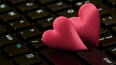 Zwei Herzen auf einer Tastatur (Symbolbild) | Bild: picture alliance / PantherMedia