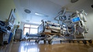 Ein Intensivbett für einen Covid-19-Patienten. | Bild: dpa-Bildfunk/Sebastian Gollnow