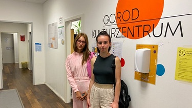 Zwei ukrainische Schülerinnen im Gorod-Kulturzentrum in München | Bild: Astrid Uhr/BR