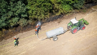 Feuerwehrkräfte löschen mit Hilfe des Güllefasses eines Landwirts. | Bild: Kreisbrandinspektion Main-Spessart