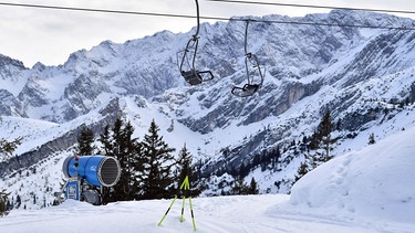 Schneekanone im Skigebiet Garmisch Classic | Bild: picture alliance / SvenSimon | Frank Hoermann/SVEN SIMON