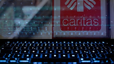 Caritas-Logo über einem Laptop | Bild: picture alliance/dpa | Silas Stein / dpa-Bildfunk / Bearbeitung: Markus Kaiser