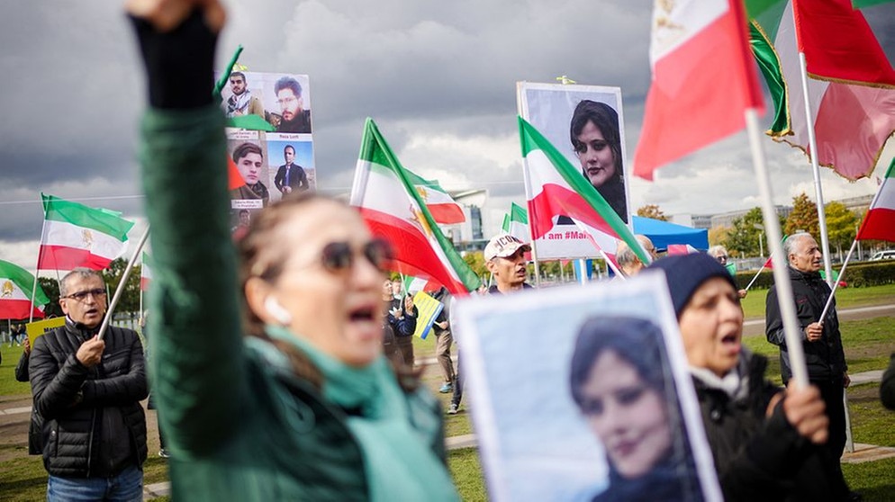 Archivbild: Mit Plakaten von Masha Amini demonstrieren Menschen in Berlin für Demokratie und Freiheit im Iran. | Bild: dpa-Bildfunk/Kay Nietfeld