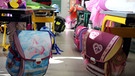 Schultaschen hängen in einem Klassenzimmer an den Tischen der Erstklässler | Bild: picture-alliance/ dpa | Armin Weigel