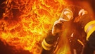 Feuerwehrmann mit Atemschutzmaske vor Feuerwand | Bild: BR/Kontrovers 2022