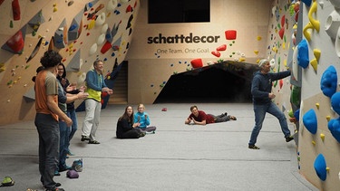 Gruppe beim Bouldern in der neuen Inklusions-Kletterhalle "Basislager" in Bad Aibling | Bild: Julia Sanftl