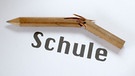 Zerbrochener Bleistift mit dem Schriftzug Schule | Bild: picture alliance / photothek | Thomas Imo