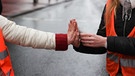 Klima-Aktivisten mit zusammengeklebten Händen (Symbolbild) | Bild: picture alliance/dpa | Jörg Carstensen