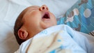 Neugeborenes Baby  | Bild: picture alliance/CHROMORANGE/Antonio Gravante