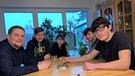 Vier Jugendliche sitzen an einem großen Esstisch mit Betreuer Stefan Mayer | Bild: BR/Elisabeth Tyroller