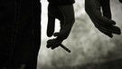 Zwei Männer von hinten gehen nebeneinander. Ihre Hände sind nah beieinander, der linke hält eine Zigarette | Bild: Pixabay