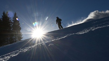 Ein Skifahrer fährt im Sonnenschein auf der Piste. (Archiv: 31.01.2023) | Bild: picture alliance/dpa | Angelika Warmuth