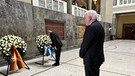 Bundespräsident Frank-Walter Steinmeier bei der Kranzniederlegung in der LMU am 06.02.2023. | Bild: BR / Sandra Demmelhuber