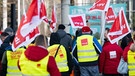 Beschäftigte des öffentlichen Dienstes nehmen an einer Kundgebung in München teil. | Bild: dpa-Bildfunk/Sven Hoppe