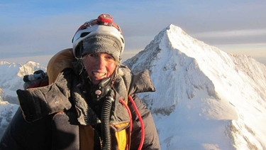 Bergsteigerin Billi Bierling in dicker Daunenjacke und mit Sauerstoffmaske  | Bild: Archiv Billi Bierling