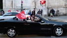 28.05.2023, Bayern, München: Ein Auto mit einer türkischen Flagge fährt über die Ludwigstraße, um den Ausgang der Wahl in der Türkei zu feiern. Der amtierende türkische Staatspräsident Recep Tayyip Erdogan hat die Stichwahlen in seinem Land für gewonnen erklärt und seine Herrschaft auf ein drittes Jahrzehnt ausgedehnt. Foto: Felix Hörhager/dpa +++ dpa-Bildfunk +++ | Bild: dpa-Bildfunk/Felix Hörhager