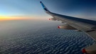 Die Tragfläche eines Flugzeugs über den Wolken | Bild: picture alliance / Franz Neumayr / picturedesk.com | Franz Neumayr