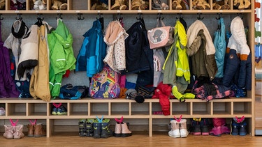 Garderobe in Kita | Bild: dpa-Bildfunk/Armin Weigel