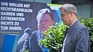 CSU-Chef Söder vor dem neuen Strauß-Plakat | Bild: picture alliance / SvenSimon | Frank Hoermann/SVEN SIMON