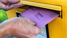 Sechs Wochen vor der Landtagswahl werden in Bayern die Briefwahlunterlagen versendet. Stichtag ist der 28. August. | Bild: picture alliance / Stephan Goerlich | Stephan Goerlich