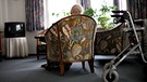 Eine Seniorin sitzt in einem Zimmer im Altenheim (Archivbild) | Bild: picture-alliance / Frank May