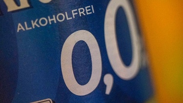 Eine Flasche alkoholfreies Bier trägt die Aufschrift "alkoholfrei" | Bild: dpa-Bildfunk/Christophe Gateau