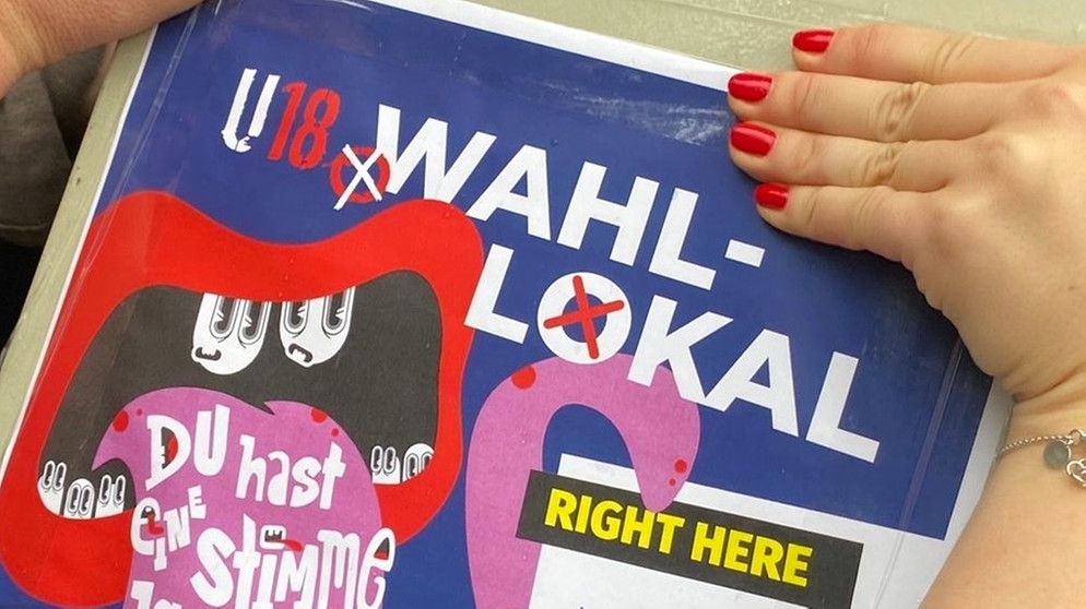 Plakat mit der Aufschrift "U18-Wahl-Lokal" | Bild: BR/Philip Kuntschner