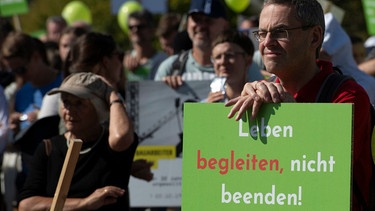 16.09.2023, Berlin: Teilnehmer an der Demonstration "Marsch für das Leben" stehen am Brandenburger Tor.  | Bild: Paul Zinken/dpa