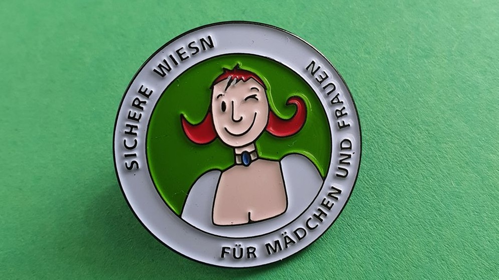 Das Logo mit der Schrift "Sichere Wiesn für Mädchen und Frauen" | Bild: BR/ Birgit Grundner