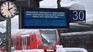 Der Wintereinbruch hatte unzählige Zugausfälle zur Folge | Bild: picture alliance / SVEN SIMON | Frank Hoermann / SVEN SIMON