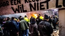 Bauern blockieren einen Grenzübergang zwischen den Niederlanden und Belgien. | Bild: picture alliance / ANP | ROB ENGELAAR