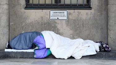 Obdachloser Mensch schläft auf der Straße | Bild: dpa-Bildfunk/Tobias Hase