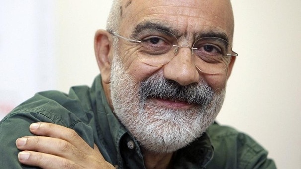 Der türkische Autor lächelt zuversichtlich den Betrachter an | Bild: dpa 