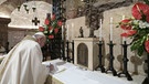 Papst Franziskus signiert seine neue Enzyklika "Fratelli tutti" | Bild: picture alliance / abaca