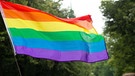 Eine Regenbogenflagge | Bild: picture alliance/Nur Photo
