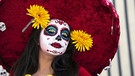 Eine aufwändig geschminckte Teilnehmerin der Feier zum Dia de los Muertos. | Bild: picture alliance/ Ronen Tivony