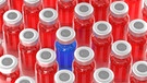 Große Gruppe von-Ampullen mit roter und eine Ampulle mit blauer Flüssigkeit (Symbolbild) | Bild: colourbox.com