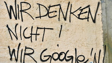 Graffiti in Weimar mit der Aufschrift: "Wir denken nicht! Wir googeln!" | Bild: picture-alliance/dpa