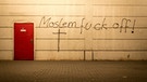 Wandschmiererei mit der Aufschrift: Moslem fuck off | Bild: picture alliance / imageBROKER | Stefan Härtel