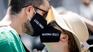 Ein Mannn und eine Frau tragen einen schwarzen Mundschutz mit der Aufschrift, "Rassismus tötet!" auf einer Demonstration | Bild: picture alliance/dpa/dpa-Zentralbild | Michael Reichel