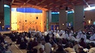 Menschen haben sich für ein Taizé-Gebet versammelt. | Bild: BR/ STATIONEN