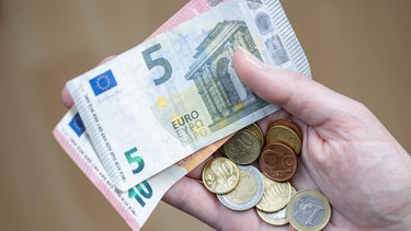 Hand mit Geldscheinen und Euromünzen | Bild: dpa-Bildfunk/Daniel Karmann