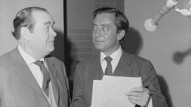 Die beiden Sprecher Alfred Pongratz (links) und Hans Clarin, 1968.  | Bild: BR / Fred Lindinger (Historisches Archiv, BR)