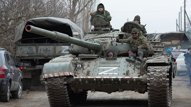 Prorussische Separatisten in einem Panzer mit Z-Symbol | Bild: picture alliance / AA | Stringer