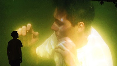 Hauptdarsteller Vincent Sauer blickt auf eine Videoleinwand mit einem Menschen unter Wasser | Bild: Gabriela Neeb