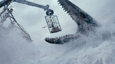 Eine gigantische Meeresechse bringt einen Fischtrawler in der Beringsee zum Kentern. | Bild: Universal Studios and Amblin Entertainment